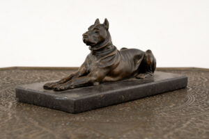 János Istók zugeschrieben: Kleine Bronzeskulptur, die einen Hund darstellt