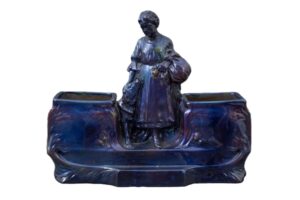 Zsolnay eozin tintatartó hölgy- és kutyafigurával